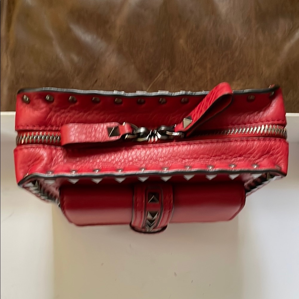 NEW VALENTINO Rockstud Red Pebbled Leather Crossbody Camera Bag Studded RARE! - Picture 4 of 6